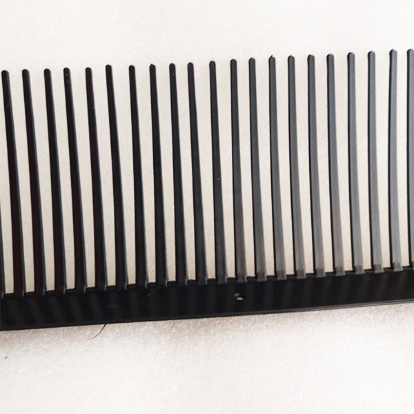 griglia-parapasseri-2 dissuasori per uccelli, griglie parapasseri, griglie parapasseri in pvc, pettini antiuccelli, dissuasori per piccioni, ferramenta Bergamo, Rota Commerciale Bergamo