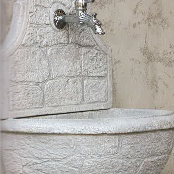 fonyana-varo-2 fontana a muro varo, fontana a muro in cemento, fontane Bergamo, fontana Bergamo, giardinaggio Bergamo, Rota Commerciale Bergamo, fontana effetto pietra ricostruita