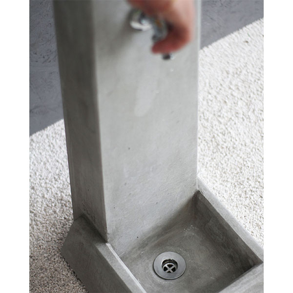 fontana-malmo-3 fontana da giardino moderna Malmo, fontana in cemento, fontane da giardino moderne, fontana moderna, fontana design, fontane moderne, fontane design, fonatan in cemento da giardino, fontana giardino, fontana grigio antracite, Giardinaggio Bergamo, fontane Bergamo, Rota Commerciale Bergamo