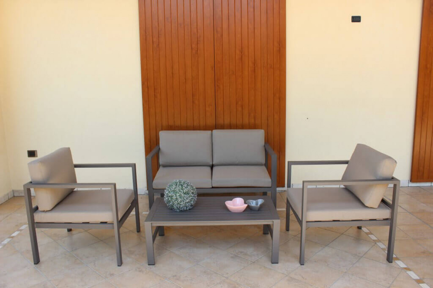 SALOTTO CUBA 2 P salotto da giardino antracite, salotto da giardino tortora , salotto da giardino marrone, salotto da giardino bianco, salotto da esterno, salotto esterno, salotto da giardino tortora, salotto da esterno antracite, salotto da esterno bianco, salotto da esterno marrone, salotto da esterno tortora, arredo giardino Bergamo, giardinaggio Bergamo, Rota Commerciale Bergamo