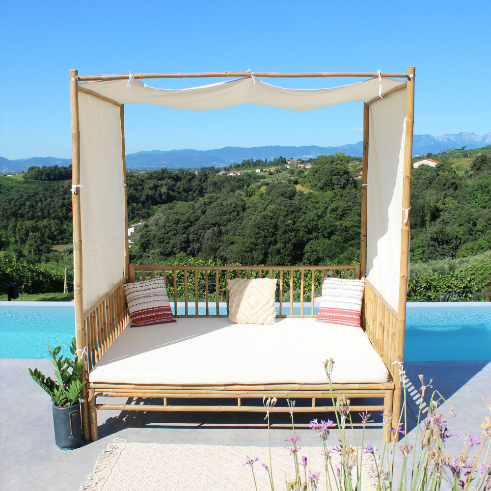 DIVANO LETTO soledad Divano letto bamboo con gazebo Soledad, divano letto bamboo giardino, divano letto bamboo esterno, divano letto bamboo matrimoniale, divano letto giardino. divano letto esterno, arredo giardino, arredo giardino bamboo, arredo giardino Bergamo, arredamento giardino, arredamento giardino bamboo, arredamento giardino Bergamo, giardinaggio, giardinaggio Bergamo, Rota Commerciale Bergamo,